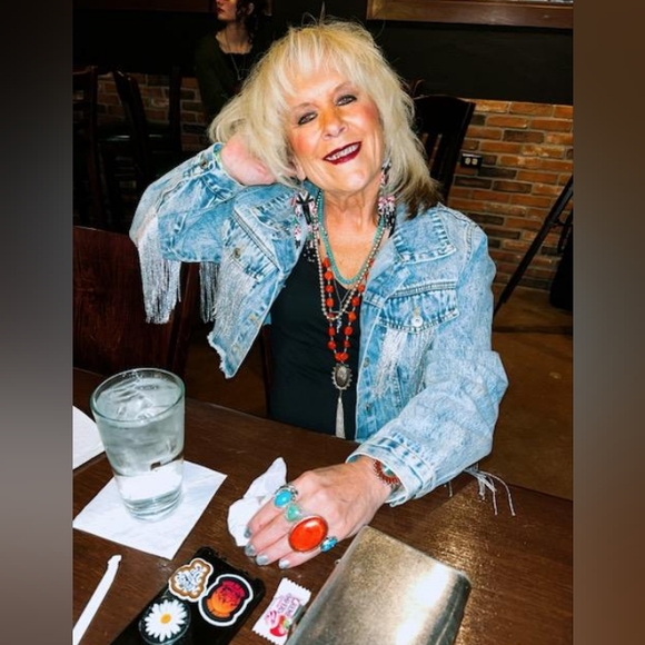 Meet your Posher, Lori - Picture 2 of 2